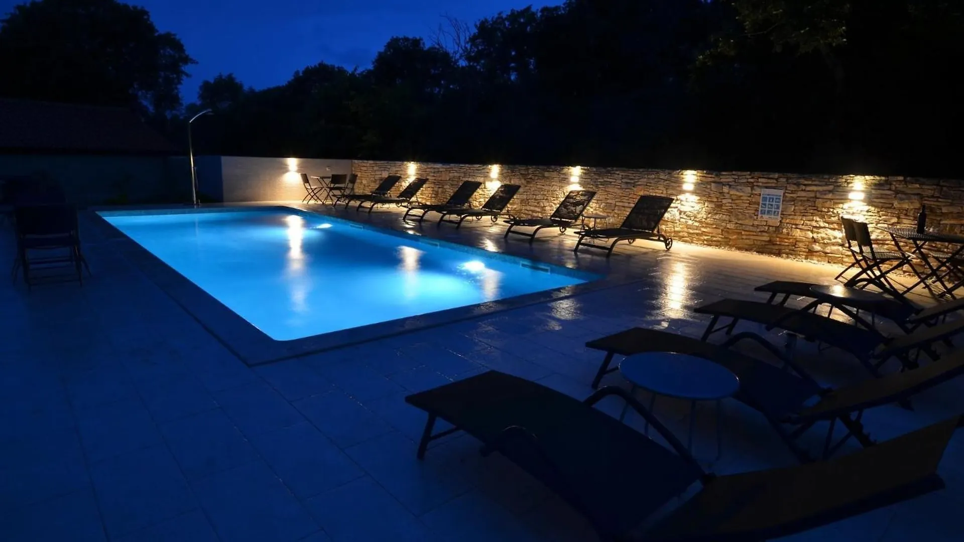 Tranquil Getaway With Shared Pool In Bale - One Bedroom Apartment Kroatië