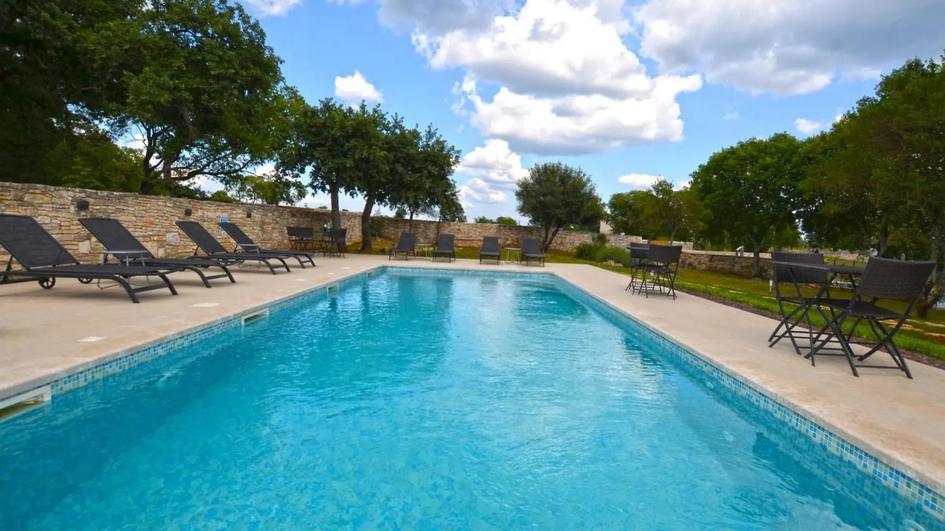 Tranquil Getaway With Shared Pool In Bale - One Bedroom Apartment